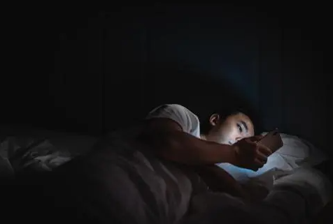 晚上看手机的习惯对身体有哪些危害